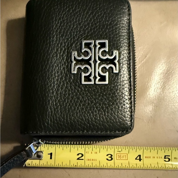 Tory Burch Emerson Wallet. Beautiful deep green pebbled leather. No Flaws. - Picture 6 of 7